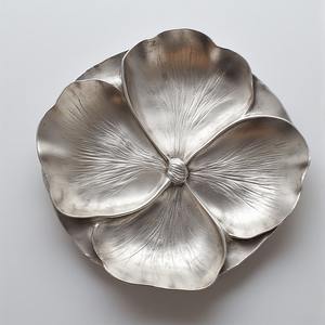 Servidor de frutas secas de aluminio decorativo con tres cuencos de hojas interconectados en acabado dorado antiguo para interiores de comedor. - Product Image 1