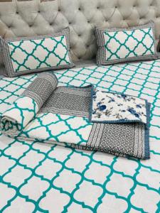 Edredón de cama doble reversible acolchado con artesanía india tradicional con juego de sábanas de tamaño tipo de cama doble estampado Jaipuri - Product Image 2