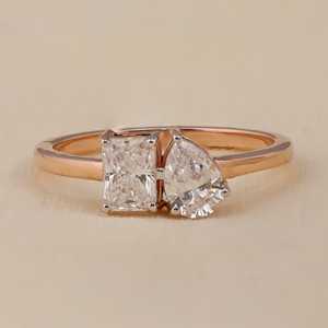 Anillo de Compromiso Toi Et Moi con Diamante Cultivado en Laboratorio, Corte Esmeralda Radiante y Corte Pera, en Plata de Ley/Oro/Platino, Claridad VS1 - Product Image 3