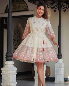 Vestido de moda bohemio de diseñador hecho a mano para adolescentes, ropa de fiesta nueva, decoraciones de encaje, hasta la rodilla, manga tres cuartos, modelo de pedido de tela - Product Image 2