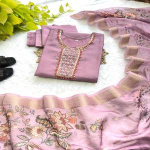 Elegante ropa de fiesta Kurti Pant Set Handwork Neck, Gadwal Fabric, Printed Jacquard Dupatta & Lace Pant - Product Image 4