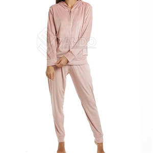 Survêtement en velours d'extérieur grande taille pour femmes Logo personnalisé à capuche motif solide matériau durable dernier style pour l'hiver - Product Image 1