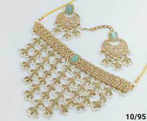 Bijoux indiens traditionnels et à la mode plaqué or Motipearl & Kundan avec boucles d'oreilles et ensemble de colliers combinés Maagtika pour femmes - Product Image 2