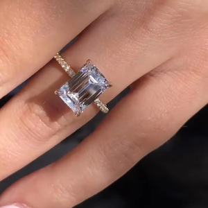 Anillo de compromiso de Plata de Ley 925, corte esmeralda, racimo de diamantes cultivados en laboratorio, estilo de moda, anillo de diamante libre de conflictos certificado IGI - Product Image 1