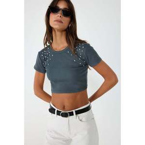 Blouse courte décontractée avec logo brodé, manches courtes, col rond, en tissu de coton tricoté en mousseline, coupe régulière pour la saison automne-printemps - Product Image 5