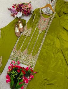 Seda pura de Chinon con desgaste de fiesta de diseñador pesado Codificación de seda de Chinon Secuencia de Dori Top DE TRABAJO bordado y pantalón con Dupatta - Product Image 3