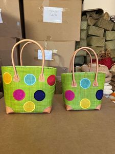 Sac fourre-tout en raphia fait main avec broderie à pois colorée, fermeture à cordon, longues poignées en cuir, style moderne, origine Madagascar - Product Image 4