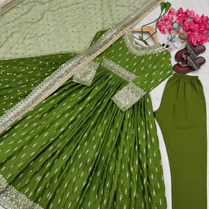 Chinon soie séquence broderie avec glands robe et bas avec papillon Net séquence brodé Dupatta Designer fête porter - Product Image 1