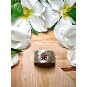 Coletero de Plata de Ley Hecho a Mano Estilo Navajo con Detalles de Coral para Fiestas Étnicas - Product Image 1