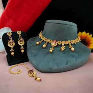 Radiant Gold Tone Regal Charm Kundan Collier serti de bijoux en laiton Maang Tikka pour la mariée Occasions festives Finition dorée - Product Image 3