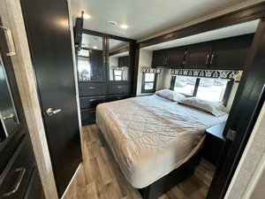 Autocaravana E-N-T-E-G-R-A RV C-O-A-C-H VISION 27A modelo 2022, USADA EN BUEN ESTADO, lista para la venta. - Product Image 2