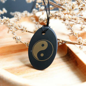 Colgante ovalado pulido de Shungita con serigrafía Ying Yang 1.3*2 pulgadas (34*50 mm) - Product Image 2