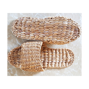 Pantoufles en jacinthe d'eau-100% Les sandales naturelles sont fabriquées à partir de jacinthes d'eau séchées au soleil - Product Image 1