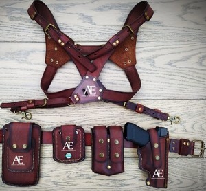 Neuzugang westliche verdeckte Cowboy-Tragetaschen echte handgefertigte Kuhlledervertikalter verdeckter Holster mit doppeltem Mag-Halter