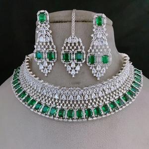 Ensemble ras du cou en zircon scintillant de luxe de haute qualité avec boucles d'oreilles et Tikka pour mariage, fiançailles et fête pour femmes - Product Image 1