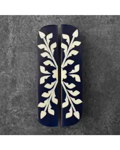 Poignée de meuble traditionnelle ronde en bois et résine bleu profond avec motif floral blanc pour cuisine, armoire et commode - Product Image 1