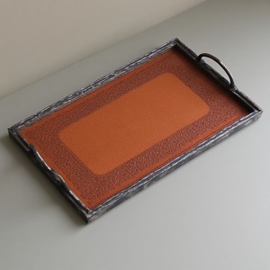 ถาดหนังตกแต่งด้วยพื้นผิวขัดเงาและขอบเย็บสำหรับแสดงบนโต๊ะอาหารหรือจัดระเบียบสิ่งของจำเป็นในชีวิตประจำวัน - Product Image 4