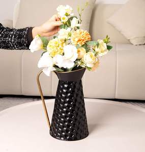 Jarrón de Metal de Diseño con Cuerpo y Asa Texturizados para Decoración Floral en Interiores de Hogar, Hotel, Bodas y Eventos - Product Image 3