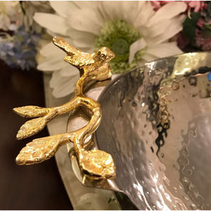 Bol en métal finition martelée avec poignées design oiseau et feuilles Bol à chocolat parfait pour servir des bonbons au chocolat - Product Image 2