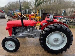 รถแทรกเตอร์ Massey Ferguson 35 สีแดง ขับเคลื่อน 2 ล้อ เกียร์ธรรมดา สำหรับขาย - Product Image 4