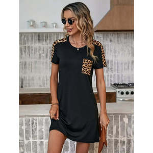 Robe en viscose à manches courtes et col rond pour femme avec poches et détails imprimés léopard, 35812 - Noir - Product Image 1
