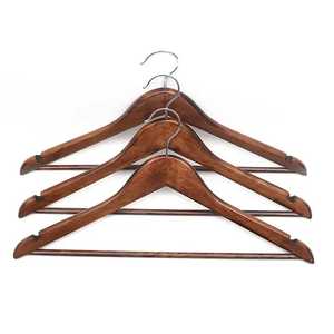 Percha de madera de lujo para mujer al por mayor con muescas dobles Logotipo de marca de gama alta para sala de estar - Product Image 1