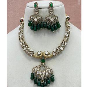 Collier de créateur avec pierres plaquées or de qualité supérieure serti de boucles d'oreilles pour mariage ou collection de vêtements de fonction pour femmes - Product Image 1
