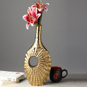 Vase en forme de flûte en or champagne avec une base lestée pour des tables d'événements élégantes. Disponible à prix de gros. - Product Image 2