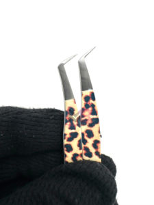 Pinzas de extensión de pestañas de agarre liso con diseño de papel de guepardo de 65 grados, acero inoxidable japonés con nombre de marca personalizado - Product Image 2