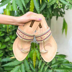 Calzado de Cuero Estampado de Moda Ligero de Primera Calidad Kolhapuri para Mujer, Nuevo a Precio Económico - Product Image 3