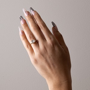 Elegante anillo de compromiso de moissanita de oro de 14 quilates para mujer Color E 2 quilates corte brillante VVS2 claridad proveedor de exportación de joyería de moda - Product Image 2