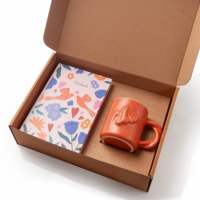 Ensemble cadeau Chourouk : Tasse en céramique artisanale en terre cuite et agenda relié – Thème Paix de Salem haut de gamme, motif floral et oiseaux, origine Tunisie