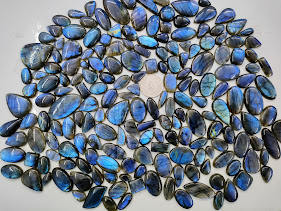 Colgante de Labradorita Azul Natural con Destello, Gema Cabujón de Alta Calidad, Marca S.F. GEMS, 4-7 Gramos, Tamaño 20-55mm, Precio al por Mayor - Product Image 3