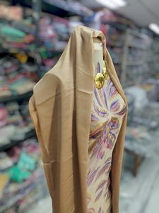 แชมเปญโกลด์ ฟรานซาวี ดีรัก พร้อมลายใบไม้สีรุ้งและผ้าคลุมไหล่เข้าชุด |   ชุดแต่งงานสุดหรู - Product Image 2