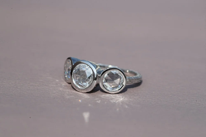 Voici la superbe bague solitaire en or blanc 14kt cultivé en laboratoire à trois pierres coupe rose pour femme élégance de créateur avec clarté VS - Product Image 2