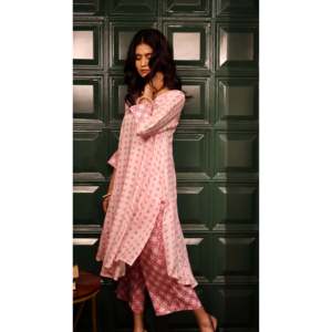 Conjunto de Kurta de Chifón Rosa Aurora con Estampado Floral y Cintura Natural, Cómodo - Product Image 1