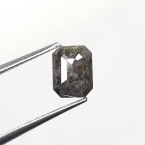 Bague de fiançailles personnalisée unique en diamant naturel taillé en émeraude gris rustique de 1.45 ct avec motifs de bijoux artisanaux - Product Image 2