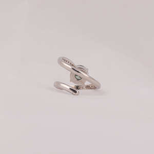 แหวนหมั้นแบบบายพาสสีทองแข็งแรง14KT เพชรที่ปลูกในห้องปฏิบัติการเล็กๆสีเขียวทรงกลมที่ผ่านการรับรอง - Product Image 3