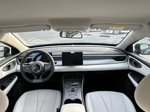 Vehículo Híbrido Enchufable Usado 2024, Sedán Automático de Bajo Consumo, Disponible para la Venta en Buenas Condiciones - Product Image 5