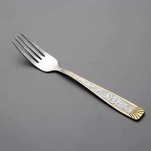 Ensemble de couverts en acier inoxydable de haute qualité avec manche à motif doré, adapté aux repas formels et aux occasions spéciales - Product Image 2