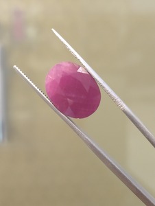 พลอยทับทิมธรรมชาติคุณภาพพรีเมียม รูปทรงวงรี สีอ่อน ขนาด 14.40x11.0 มม. น้ำหนัก 8.26 กะรัต สำหรับความรัก ความหลงใหล พลังชีวิต ทำเครื่องประดับ ส่งออก - Product Image 5