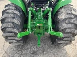 Tractor de un solo eje JOHN DEERE 3039R de 21 HP con bomba de engranajes del motor - Product Image 5