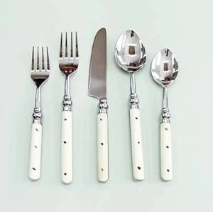 Service de table en argent finition argentée avec poignée blanche, idéal pour la maison, la cuisine, la salle à manger, les hôtels et les banquets, en provenance d'Inde - Product Image 2