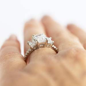 Anillo de compromiso de moissanita de tres piedras con corte esmeralda, anillo de aniversario, anillo de regalo de cumpleaños, anillo nupcial - Product Image 6