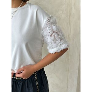 เสื้อยืดผู้หญิงแบบมีดีเทลที่แขนเสื้อ - Product Image 3