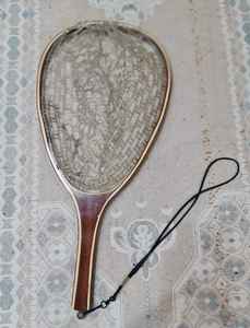 Filet à main en bois de haute qualité pour la pêche à la mouche et la libération de la truite avec un long crochet de suspension élastique profond - Product Image 2