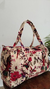 Sac de voyage en velours matelassé fait main Le Souvenirs, imprimé floral rouge, motif de yoga imprimé à la main, écologique, durable, grand format pour le sport - Product Image 3