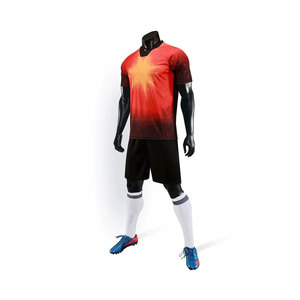 Uniforme de fútbol, camiseta de fútbol y pantalones cortos, ropa de equipo de diseño, uniformes de fútbol fabricados en Pakistán - Product Image 5