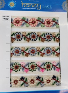 Encaje bordado floral colorido vibrante con diseño intrincado para moda, artesanía y decoración del hogar - Product Image 3