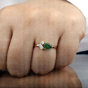 SP Haute Joaillerie Personnalisé Or 14K Bagues En Or Massif Poire Émeraude & Baguette Diamant Bague De Fiançailles pour Les Mariages pour Elle - Product Image 6